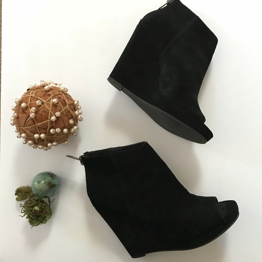 SALE 💕 Suede Dolce Vita Peep Toe Ankle Booties